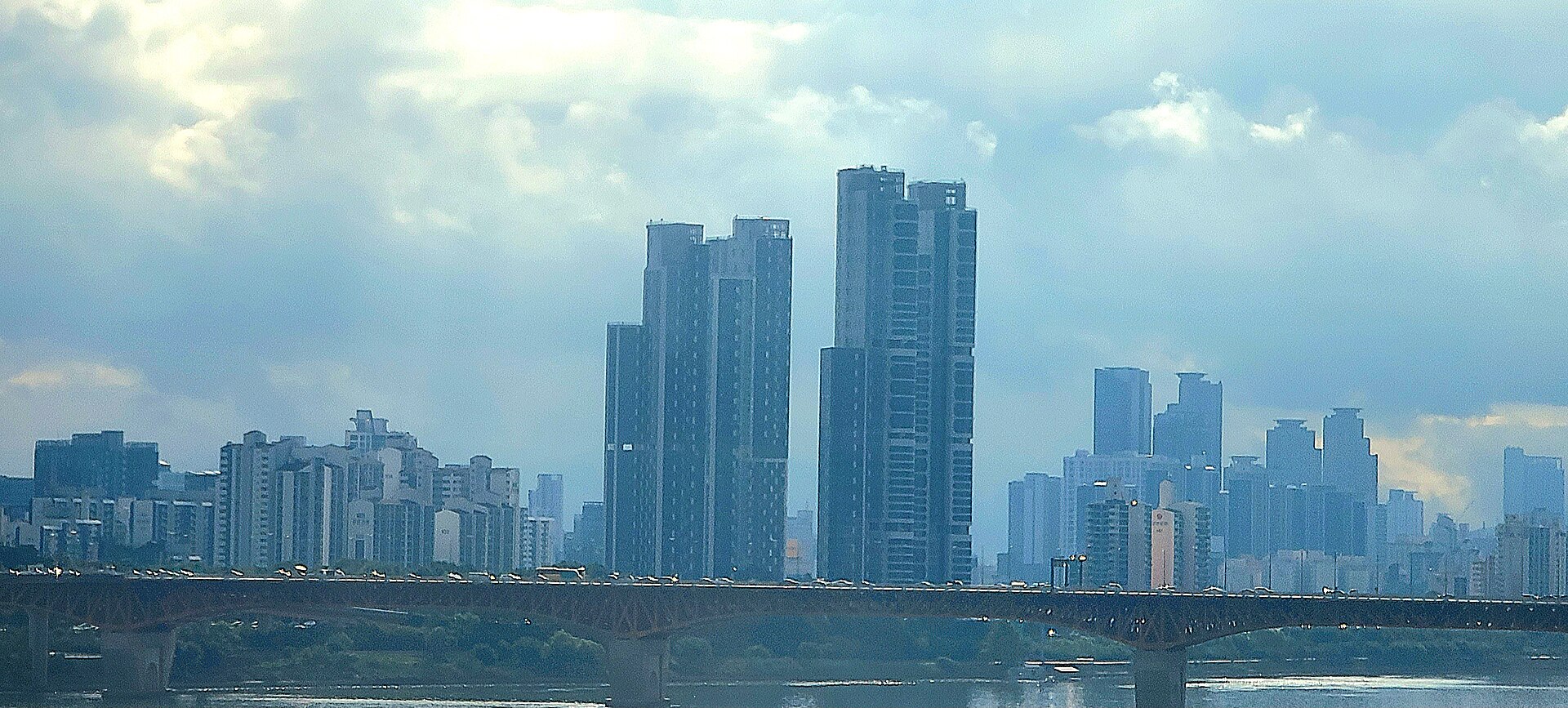 Torres residenciales junto al río Han cerca del puente de Seongsu