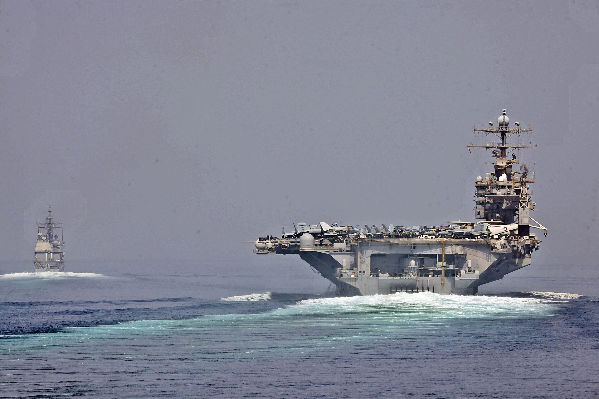 Schiffe der US Navy durchqueren die Straße von Hormus